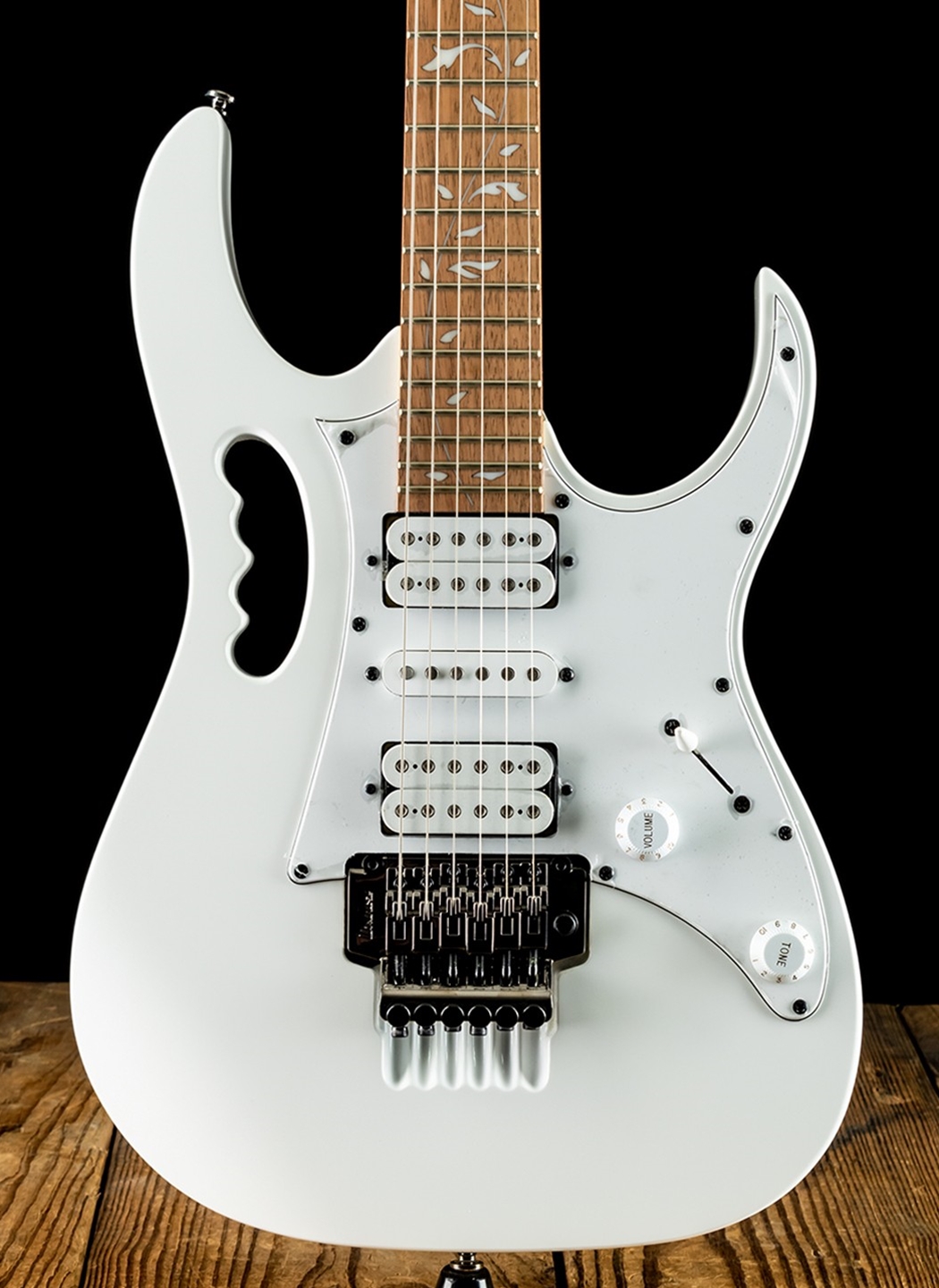 Ibanez universe white discount