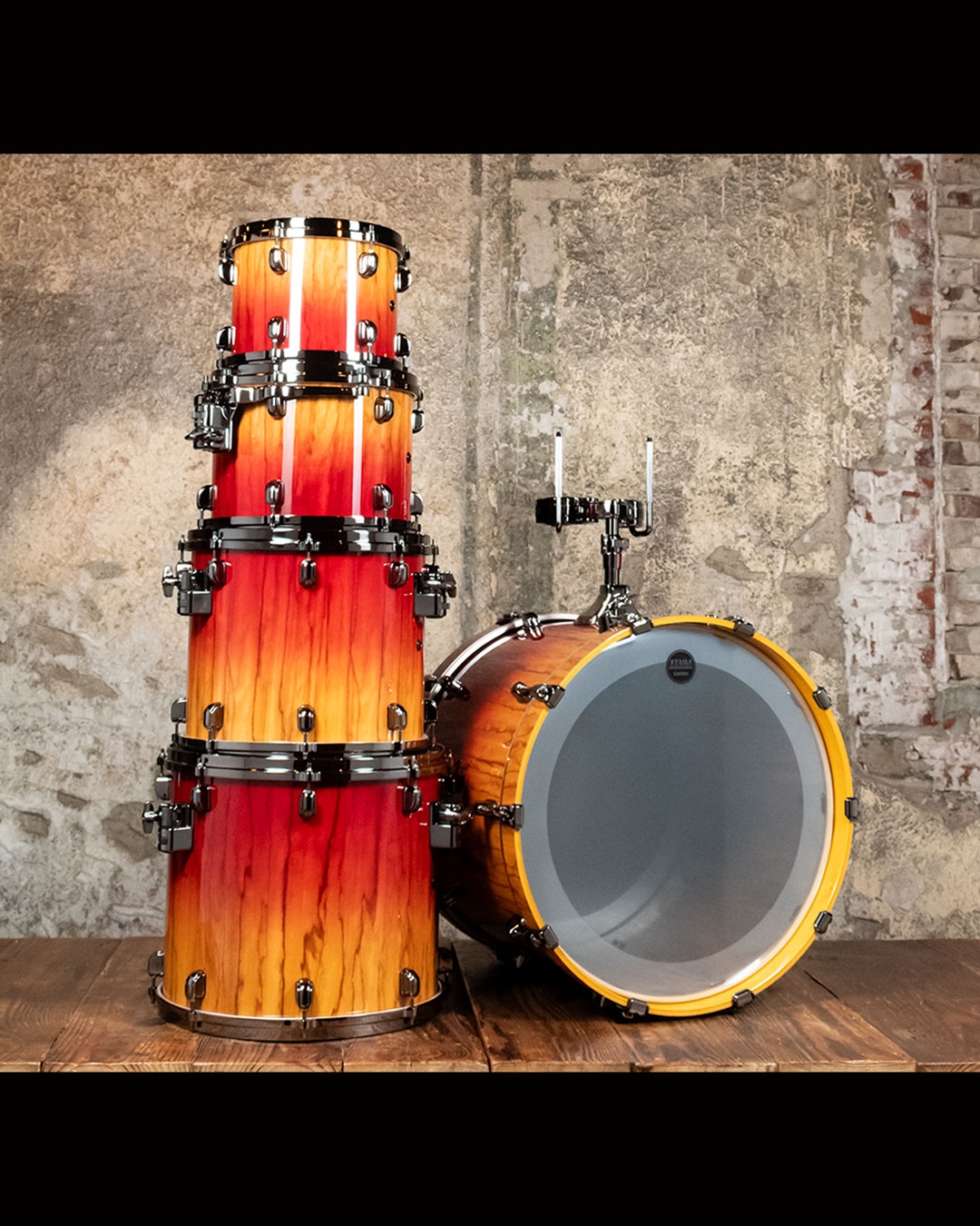 Tama Starclassic Walnut/Birch 5P Drum Set - Vermilion Bosse Fonce Fade Tama Starclassic Walnut/Birch 5P Drum Set - Vermilion Bosse Fonce Fade