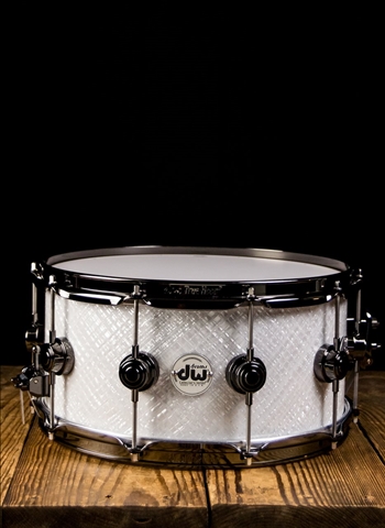 Drum Workshop DRFP6514SSN090 - 6.5"x14" Collector's Series Maple Snare Drum - White Crystal