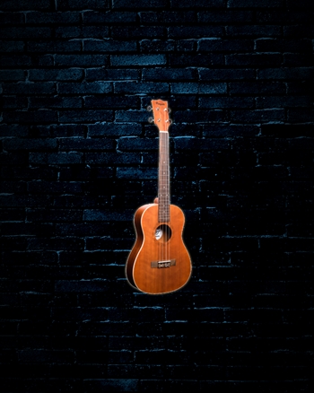 Amahi PGUKMB Penguin Baritone Mahogany Ukelele - Natural