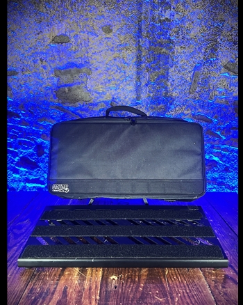 Gator GPB-BAK-1 Large Black Aluminum Pedalboard with Bag *USED*