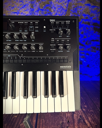 Korg wavestate Digital Wave Sequencing Synthesizer *USED*