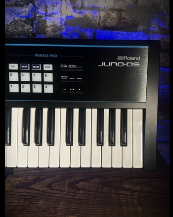 Roland Juno-DS61 61-Key Synthesizer *USED*
